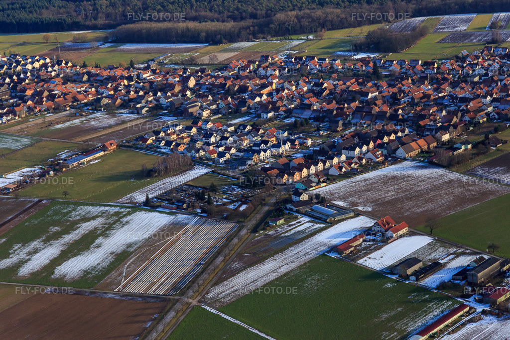 Luftbild: Lindenstraße im Winter bei Schnee aus Nordwesten in Hatzenbühl im Bundesland Rheinland-Pfalz in Deutschland. Foto: IMG_096286.jpg vom 15.01.2017 durch Werner Riehm/FLY-FOTO.de