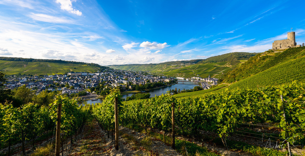 Burg Landshut und Bernkastel-Kues von der Südseite | Online Foto-Shop von André Engelhardt, Filmemacher und Fotograf. Fine Art Prints, Kunstdrucke, Fotogeschenke, Souvenirs von Mosel, Rhein und mehr. 