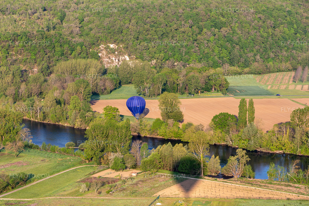 Aerial view: View of the town in Allas-les-Mines in the state Dordogne, France. – Photo: IMG_113716.jpg taken on 04/20/2019 by Werner Riehm/FLY-FOTO.com – Resolution of the original: 5472 x 3648 px