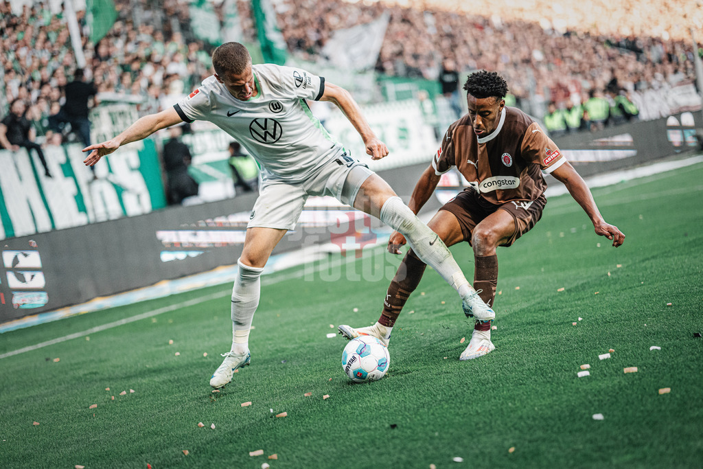 Fußball | Männer | Saison 2024/2025  | Fußball-Bundesliga | 8. Spieltag | FC St. Pauli vs. VfL Wolfsburg | 26.10.2024 | v.l. Denis Vavro (#18, VfL Wolfsburg) gegen Morgan Guilavogui (#29, FC St. Pauli)