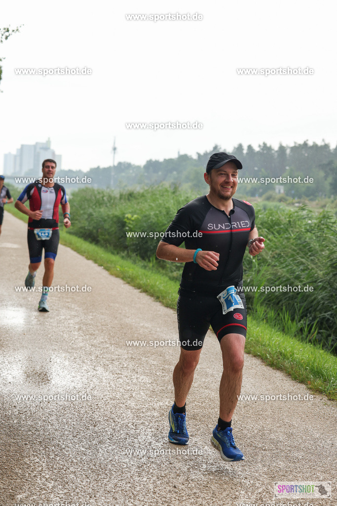 LUR_1104 | 34. M-net Erlanger Triathlon 2025 #erlangertriathlon  #mnettriathlon2025 #mnettriathlon #team #olympischedistanz #mitteldistanz #triathlon #maindonaukanal  #erlangertriathlon2025 #yourpictrs #tv1848 #tv1848erlangen  #triathlonbayern #sportinerlangen #demsportverbunden #sportshot_your_pictrs Copyright: www.sportshot.de
