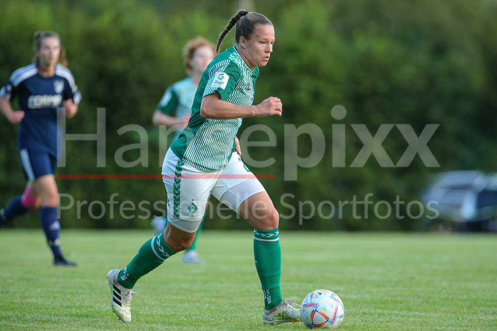 Fussball, Testspiel Frauen, FC Geestland - SV Werder Bremen | v.li.: Christin Meyer (SV Werder Bremen, 20) am Ball, Einzelbild, Ganzkörper, Aktion, Action, Spielszene