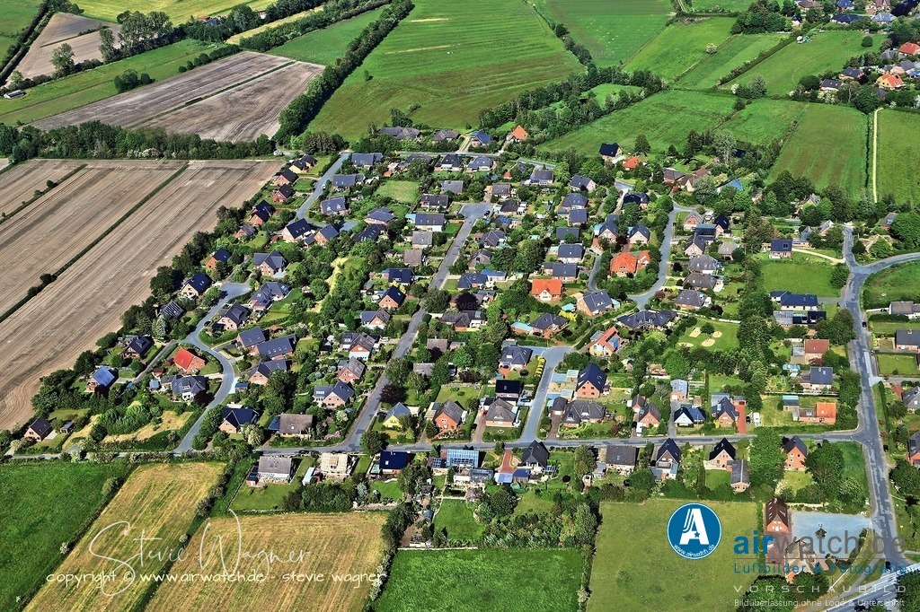 Luftbild Husum - Hockensbüll - Altenwunge - Grüner Weg | Die Altenwunge und Grüner Weg liegt im südlichen Bereich von Husum und ist Teil des Wohngebiets Schobüll. Die Straße ist eine Anliegerstraße, was für eine ruhige, verkehrsarme Wohnlage spricht. Geografische Koordinaten: ca. 54.499° N, 9.029° O. In unmittelbarer Nähe befinden sich mehrere kinderfreundliche Wege und Grünflächen wie der Grüner Weg und der Mühlenberg.