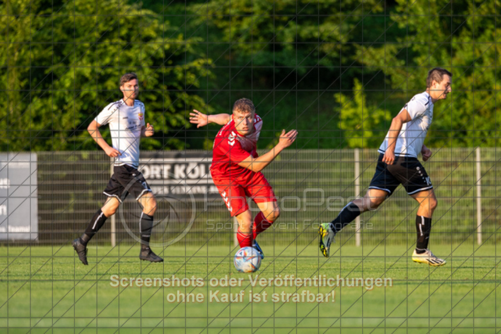 20250616_203031_0869 | #,  TV Eybach (weiß) vs. 1.FC Donzdorf II (rot), Fussball, Entscheidungsspiel 3 in Kreisliga A3 - Bezirk Neckar/Fils, Saison 2024/2025, Rasensportplatz, Staufenecker Str. 41, 73084 Salach, 16.06.2025 - 18:30 Uhr,Foto: PhotoPeet-Sportfotografie/Peter Harich