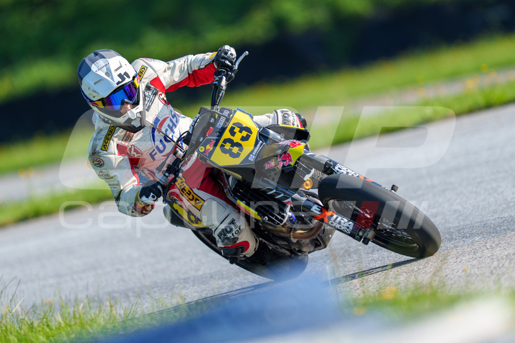 SuperMoto_Staatsmeisterschaft_Greinbach_039 | GRIPcapture steht für authentische Sportfotografie in Österreich – für Momente, die mehr sind als Geschwindigkeit oder Ergebnis. Es geht um Emotion, Spannung, Fokus und den Augenblick, der oft nur einen Wimpernschlag dauert.Ob Motorsport, Teamsport oder 