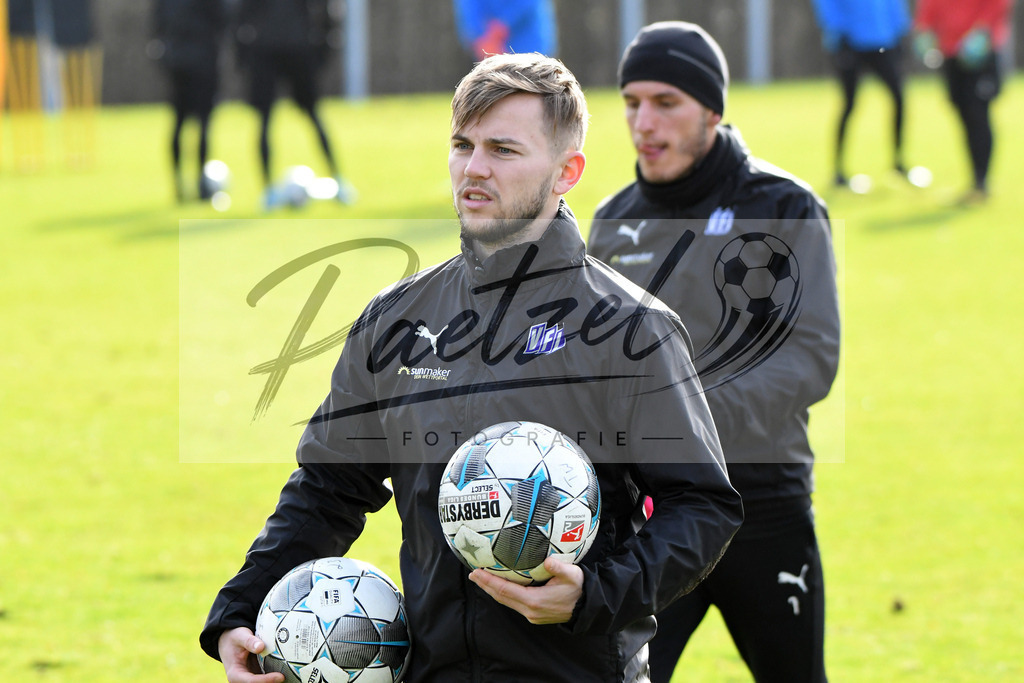 20200215_TRAOSN_0048 | Fussball, Herren: David Blacha (VfL Osnabrueck) schaut waehrend der Trainingseinheit des VfL Osnabrueck im Sportpark Illoshoehe am 15.02.2020 in Osnabrueck, Deutschland. - Realisiert mit Pictrs.com
