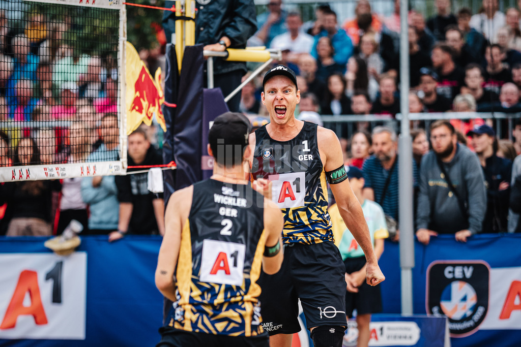 Beachvolleyball | Männer | A1 CEV Beach Volleyball Europameisterschaften 2023 | Nils Ehlers Clemens Wickler (GER) vs. Leon Luini Yorick de Groot (NED) | 03.08.2023 | v.l. Clemens Wickler (2, GER) und Nils Ehlers (1, GER) freuen sich