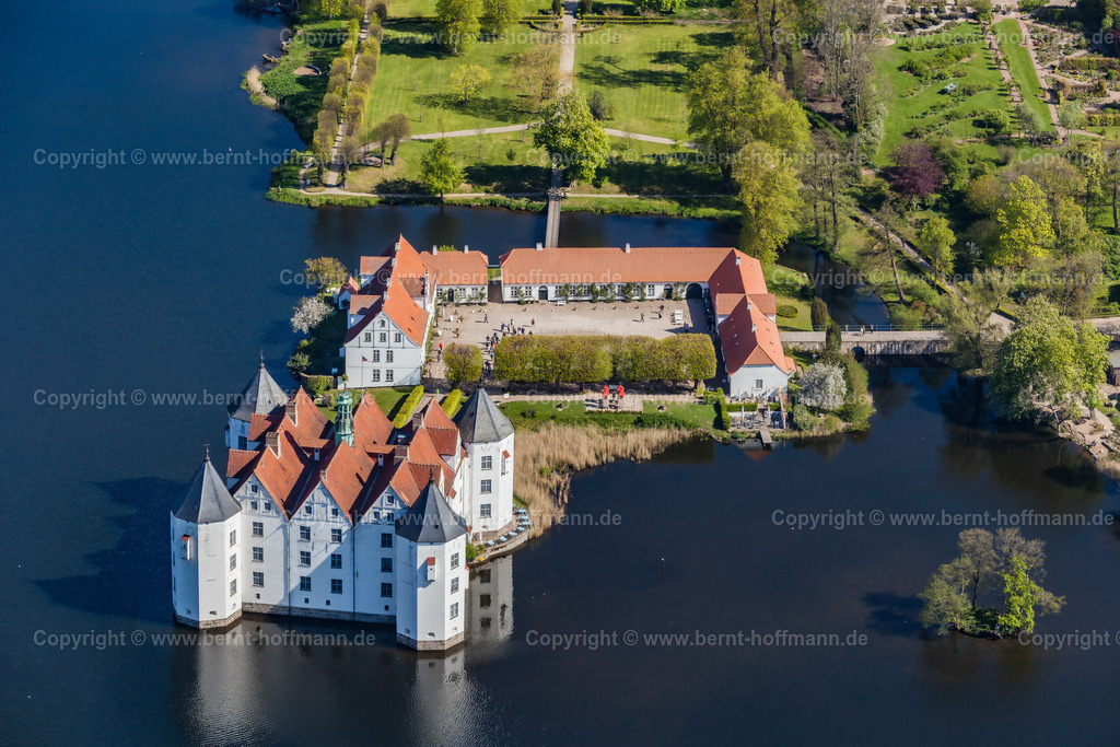 PLB_4971mod11_Schloss-Glbg_180x120 | Luftbild, Schloss Glücksburg mit Schlosshof auf der Schlossinsel. - Realisiert mit Pictrs.com