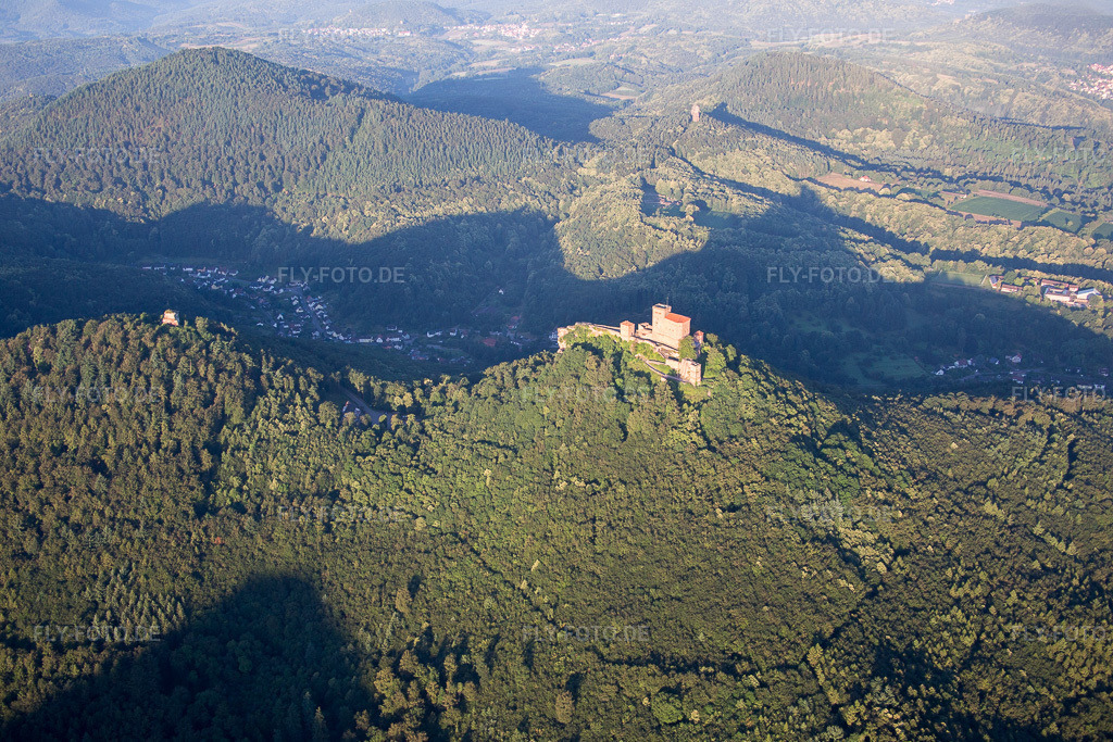 Luftbild: Burg Trifels in Annweiler am Trifels im Bundesland Rheinland-Pfalz in Deutschland. Foto: IMG_091601.jpg vom 10.07.2016 durch Werner Riehm/FLY-FOTO.de