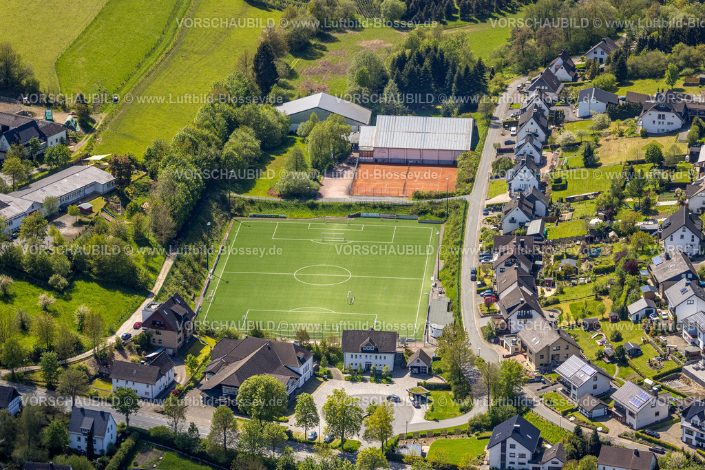 Eslohe230505870 | Luftbild, Sportplatz und Tennisplätze Im Hessenberg, Schützenhalle Cobbenrode Schützenbruderschaft St. Nikolaus, Cobbenrode, Eslohe, Sauerland, Nordrhein-Westfalen, Deutschland