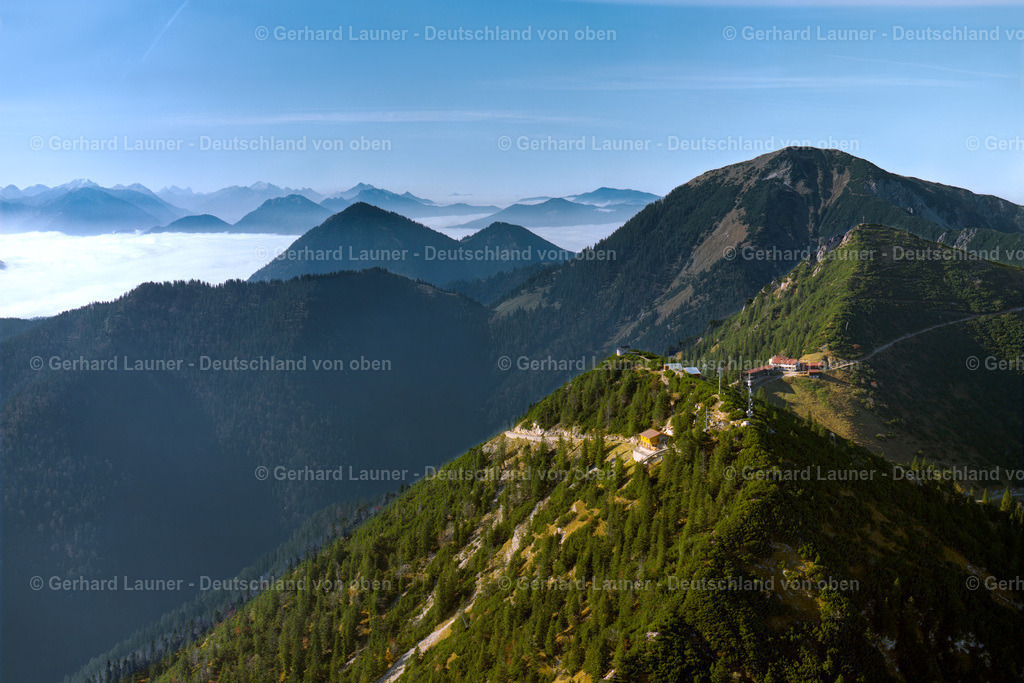 01P0192 | Herzogstand, Berggipfel, ohne Schnee, Bergstation, geschlossene Wolkendecke im Hintergrund, Blick nach Westen