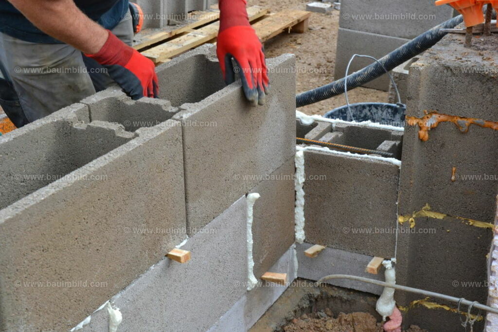bib-lg07-mauerarbeiten-0094 | Nach LV-Leistungsgruppen sortierte Detailfotos über den Bau eines Hauses. Alle Hausbau-Bilder direkt vom Urheber und Autor der Website Haus-Selber-Bauen.com