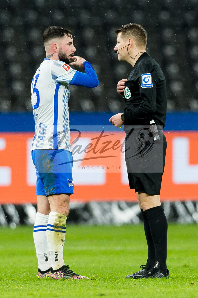 BSCRBL20220220_169 | Fussball, Herren: Schiedsrichter Patrick Ittrich und Marco Richter (Hertha BSC) diskutieren bei dem Spiel der 1. Bundesliga zwischen Hertha BSC und RB Leipzig im Olypiastadion am 20.02.2022 in Berlin, Deutschland.DFB / DFL REGULATIONS PROHIBIT ANY USE OF PHOTOGRAPHS AS IMAGE SEQUENCES AND/OR QUASI-VIDEO. - Realisiert mit Pictrs.com