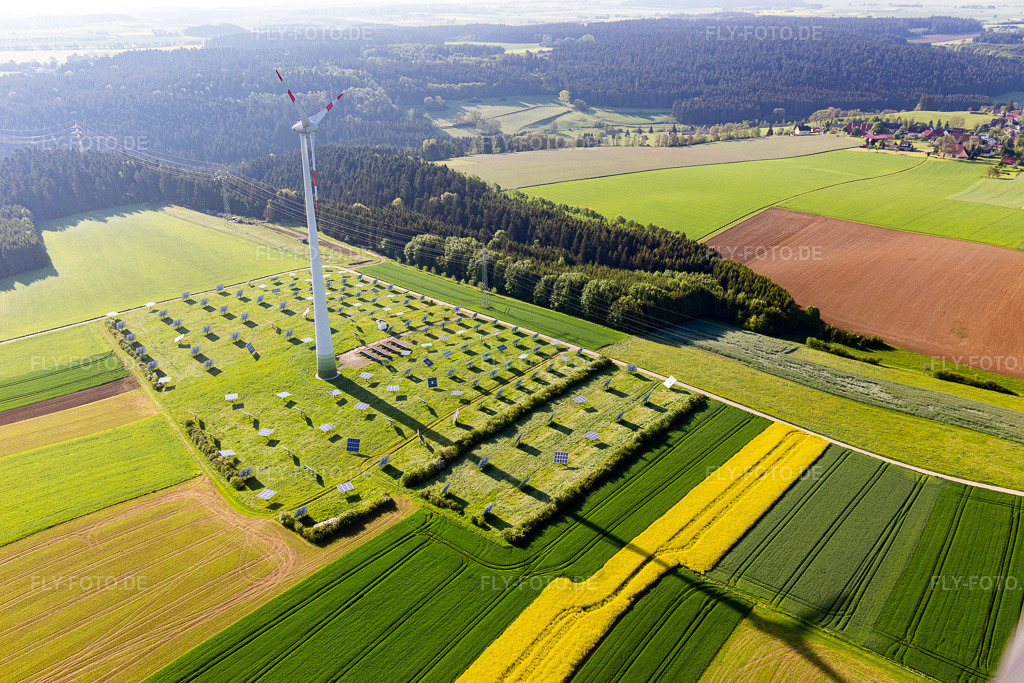 Luftbild: Windenergieanlage (WEA) - Windrad- auf einem Photovoltaik-Solaranalagen Feld neben Hochspannungsleitung im Ortsteil Römlinsdorf in Alpirsbach im Bundesland Baden-Württemberg in Deutschland. Foto: IMG_114402.jpg vom 30.05.2019 durch Werner Riehm/FLY-FOTO.de