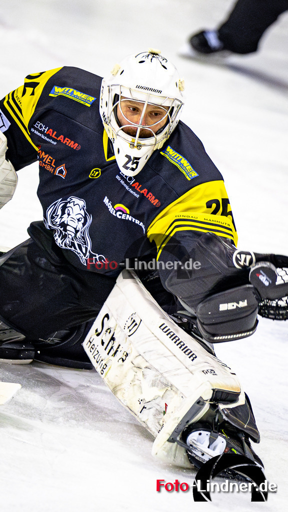 Viertelfinale EA Schongau Mammuts vs TSV Peißenberg Miners | Eishockey Bayernliga Playoff 2022/2023, Viertelfinale EA Schongau Mammuts vs TSV Peißenberg Miners
Daniel Blankenburg (Mammuts Goali 25) in Aktion,
2023-03-05 in Schongau (Eisstadion)
Daniel Blankenburg (Mammuts Goali 25)
Copyright: FotoLindner
