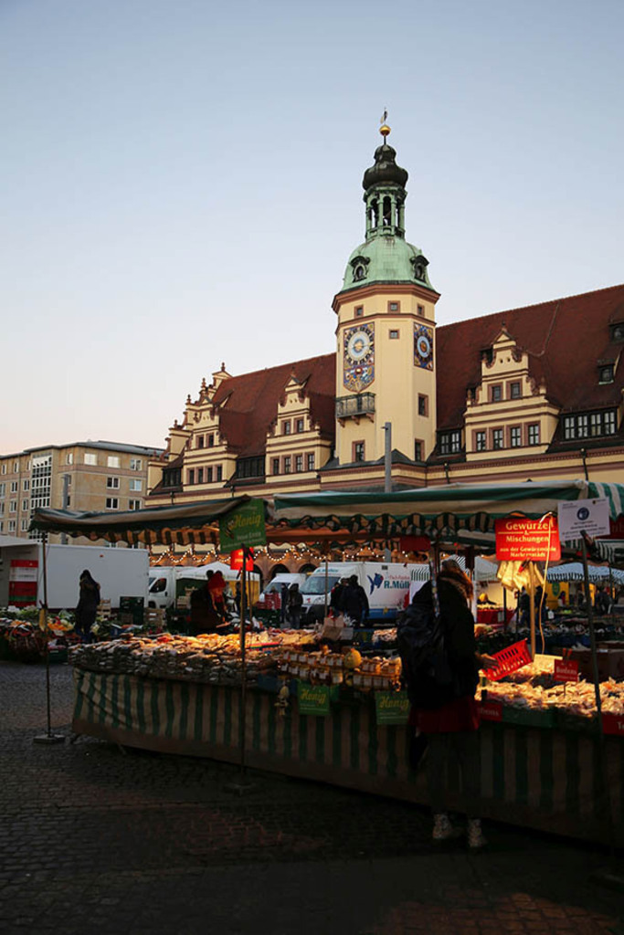 Foto: Leipzig - Wochenmarkt in der Innenstadt | Das Team hinter BILDLEXIKON LEIPZIG bündelt historische wie aktuelle Informationen über die Stadt Leipzig in Text und Bild auf einer Plattform und stellt diese der interessierten Öffentlichkeit zur Verfügung.