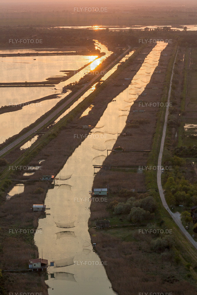Fischernetze am Molenverlaufes an der Meeres- Küste der Adria in Marina Romea in Emilia-Romagna | Luftbild: Fischernetze am Molenverlaufes an der Meeres- Küste der Adria in Marina Romea in Emilia-Romagna in Ravenna im Bundesland Ravenna in Italien. Foto: IMG_098541.jpg vom 05.04.2017 durch Werner Riehm/FLY-FOTO.de - Realisiert mit Pictrs.com