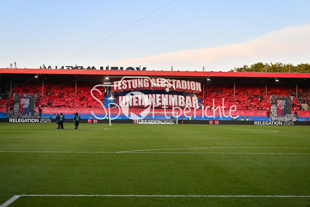 1. FC Heidenheim - SV Elversberg 07 | Die Fans der Hausherren haben zu Spielbeginn eine Choreo vorbereitet / Ultras / Choreographie / Relegation Bundesliga: 1. FC Heidenheim - SV Elversberg 07, Voith-Arena am 22.05.2025 / DFL REGULATIONS PROHIBIT ANY USE OF PHOTOGRAPHS AS IMAGE SEQUENCES AND/OR QUASI-VIDEO