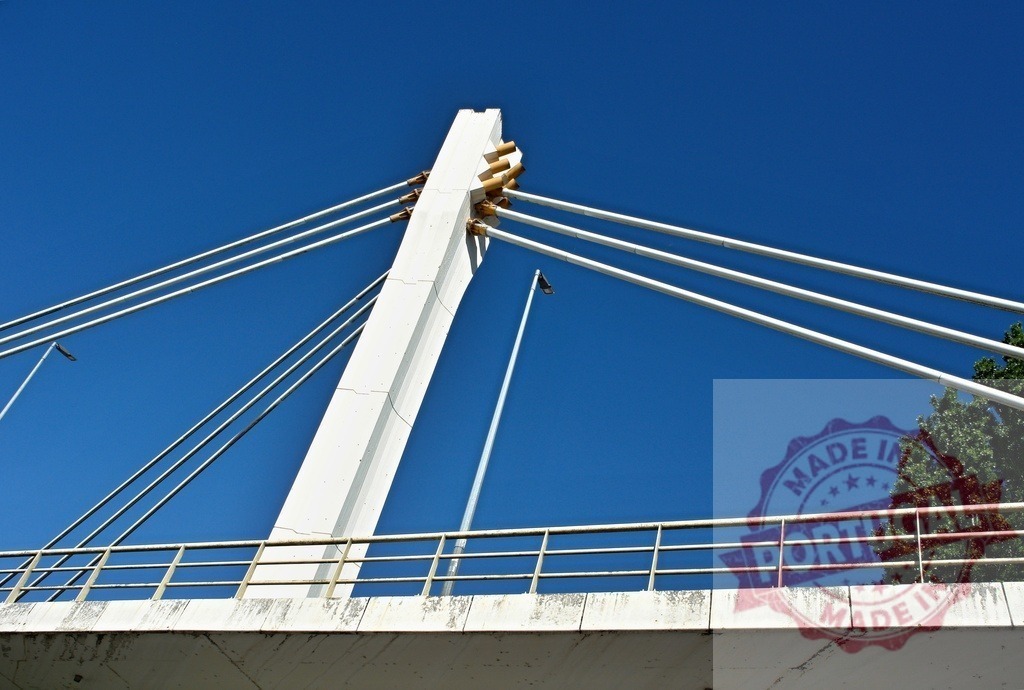 Cable stayed bridge pylon structure against blue sky. Portugal - Norte | Modern architectural details of a cable-stayed bridge pylon against a clear blue sky - Realisiert mit Pictrs.com