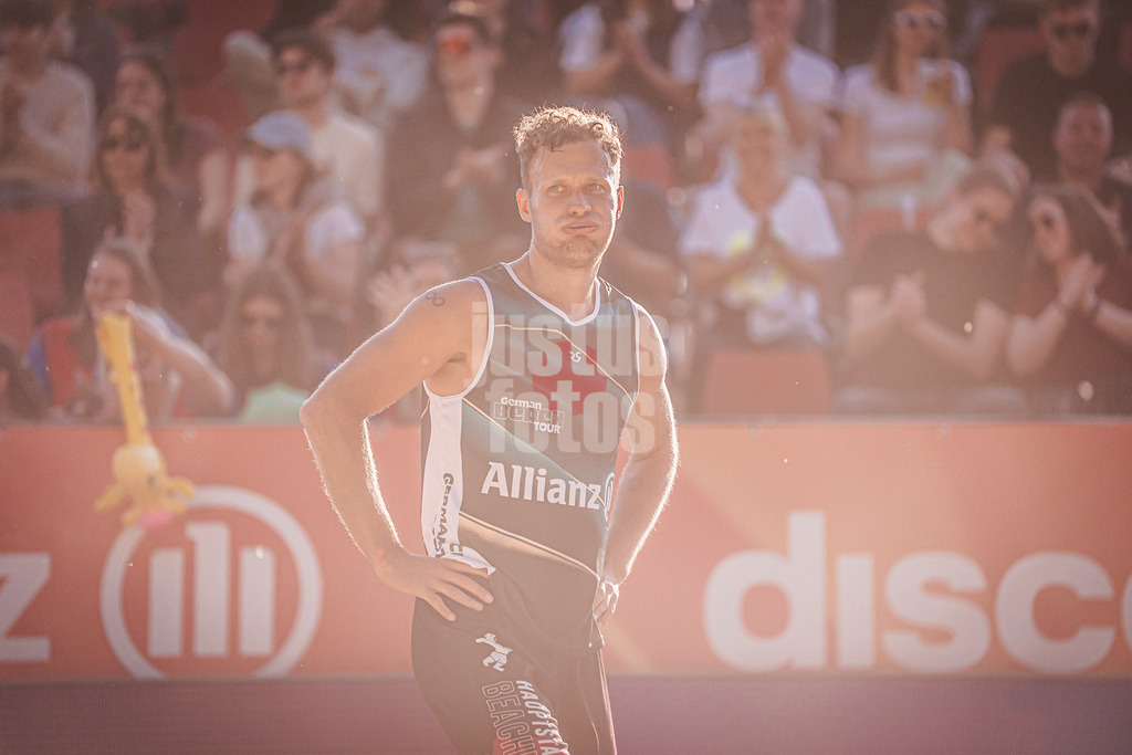 Beachvolleyball | Männer | Allianz German Beach Tour 2025 | Tourstop Düsseldorf | 09.05.2025 | Eric Stadie-Seeber atmet durch