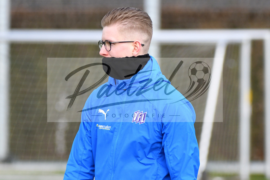 20200225_TRAOSN_0028 | Fussball, Herren: Physiotherapeut Jannik Weber (VfL Osnabrueck) schaut waehrend der Trainingseinheit des VfL Osnabrueck im Sportpark Illoshoehe am 25.02.2020 in Osnabrueck, Deutschland. - Realisiert mit Pictrs.com
