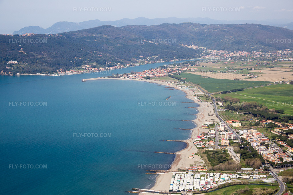 Aerial view: View of the town in Marina di Carrara in the state Massa-Carrara, Italy. – Photo: IMG_087123.jpg taken on 04/04/2016 by Werner Riehm/FLY-FOTO.com – Resolution of the original: 5472 x 3648 px
