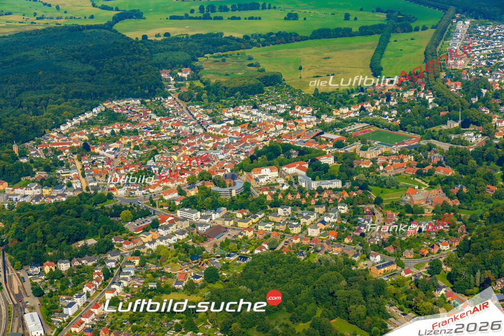 Bild der Stadt Bad Doberan - Die Luftaufnahme wurde 2025 vom UL-Flugzeug heraus erstellt ( keine Drohne ) - Hochauflösende Luftaufnahme - für professionelle Ausdrucke geeignet. Die Geschenkidee !Hier alle&nbsp;Infos zur Lizenzierung der LuftaufnahmeWir fliegen auch dieses Jahr wieder in Ihre Region um Luftbilder zu erstellen.- Luftbild anfragen