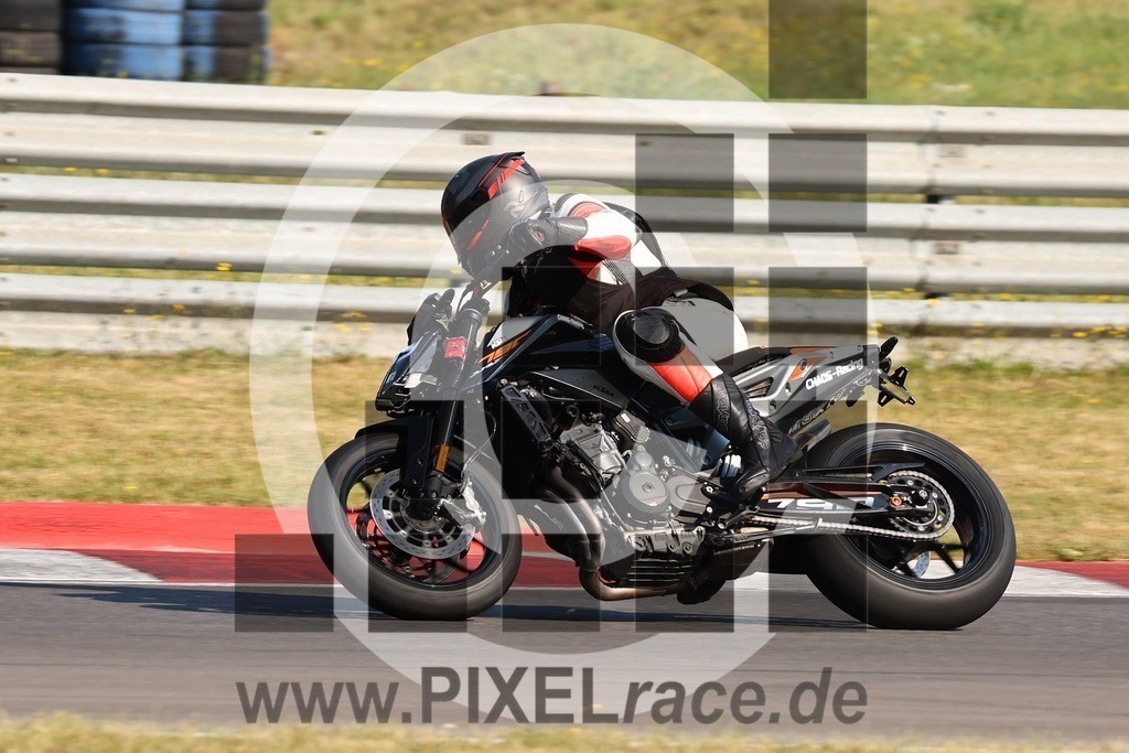 0239-20240721_05257 | Schöne Erinnerungen an spannende Momente - das festzuhalten ist unser Job. PIXELrace.de ist seit 2003 auf den Rennstrecken Europas unterwegs um die Action draußen beim Fahren und die wunderbare Stimmung imm Fahrerlager für euch einzufangen.