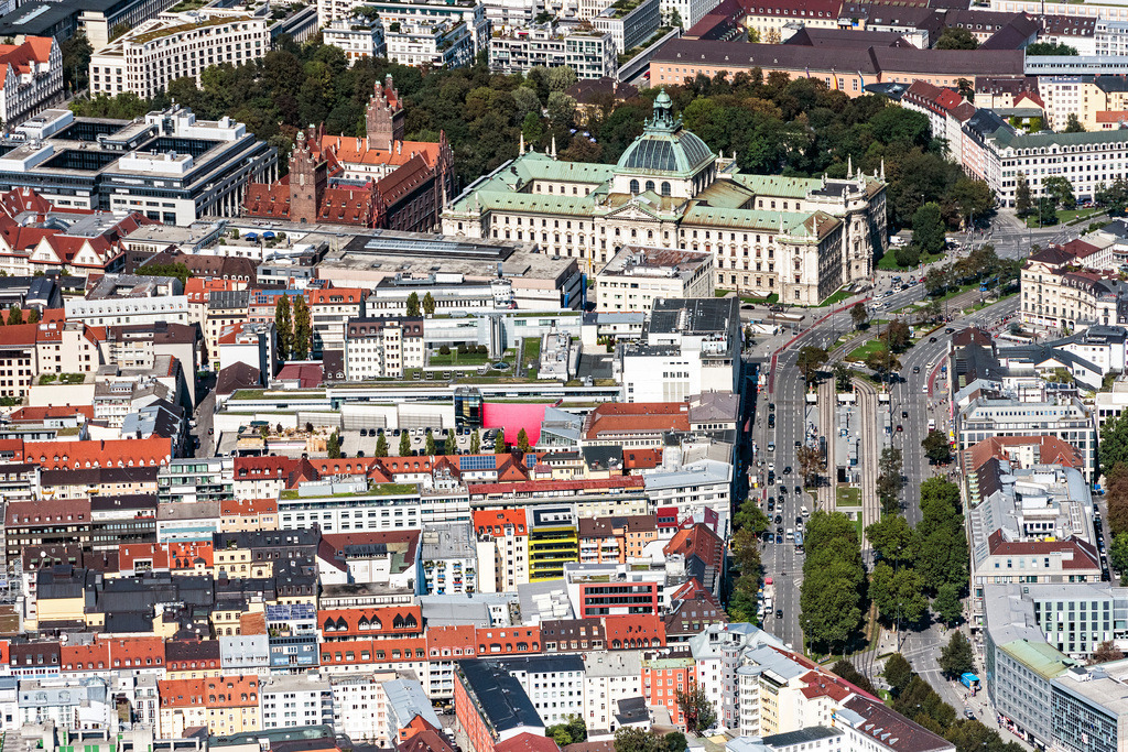 dr__0010150.jpg | MüNCHEN 18.09.2018 Gerichts- Gebäudekomplex des Landgericht und Oberlandesgericht im Vordergrund die Sonnenstraße in München im Bundesland Bayern, Deutschland. // Court- Building complex of the Landgericht and Oberlandesgericht in Munich in the state Bavaria, Germany. Foto: Daniel Reiter