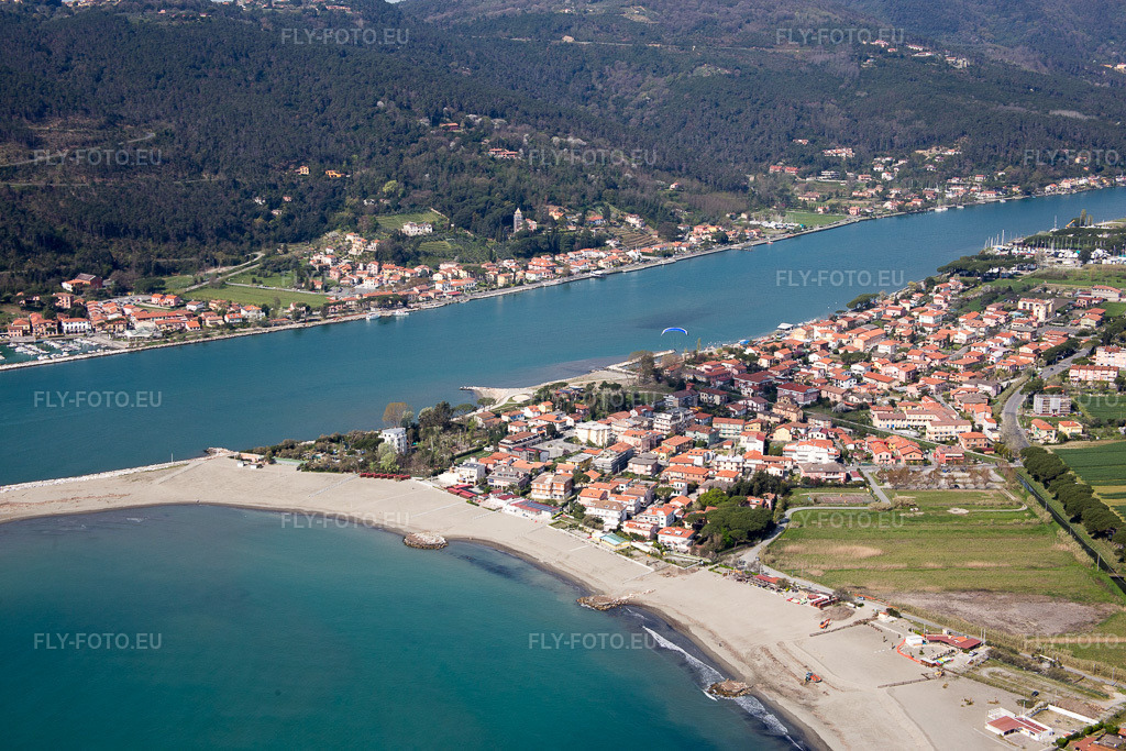 Vue aérienne: Vue de la ville à Marinella di Sarzana dans le département Ligurie, Italie. Photo: IMG_087133.jpg prise le 04/04/2016 par Werner Riehm/FLY-FOTO.eu – Résolution de l'original: 5472 x 3648 px