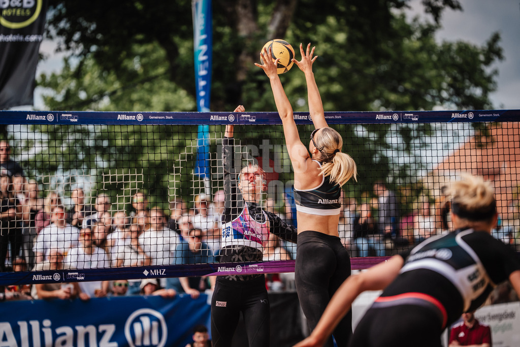 Beachvolleyball | Frauen | Allianz German Beach Tour 2025 | Tourstop Düsseldorf | 17.05.2025 | v.l. Sarah Schneider wird geblockt von Anna-Chiara Reformat