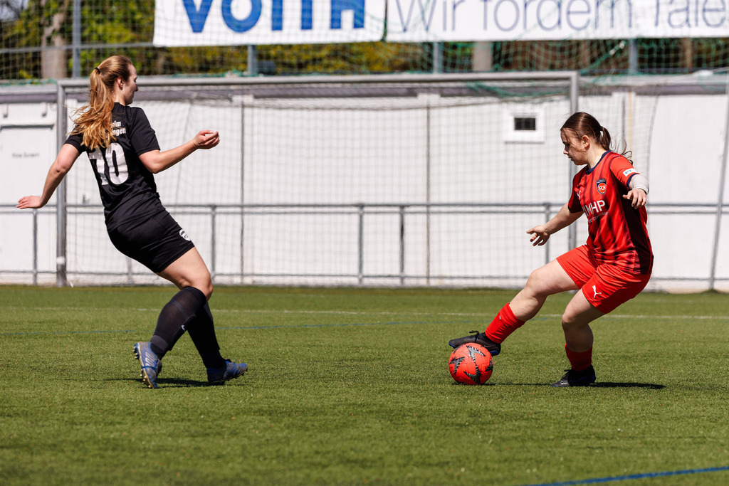 20260426-FCH-Hohenmemmingen_091 | 1.FC Heidenheim 1846 II vs. SGM Hohenmemmingen/Sontheim, Fußball, Frauen, Bezirksliga Meisterrunde, 2025/2026, 1. Spieltag, 26.04.2026 in Heidenheim, Kunstrasen b. Voith-Arena West(Foto: Michael Bulling) - Realisiert mit Pictrs.com