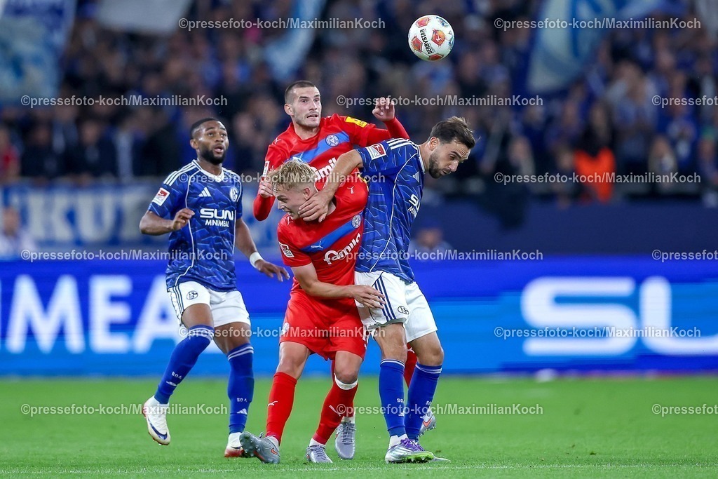 S0413092501112 | 13.09.2025, Fußball, FC Schalke 04 - Holstein Kiel, 5.Spieltag, 2. Fußball Bundesliga, Veltins-Arena Gelsenkirchen, Saison 2025 2026: Kenan Karaman  (Schalke04 #19) im Zweikampf gegen  Kasper Davidsen (Holstein Kiel #15) DFB regulations prohibit any use of photographs as image sequences and or quasi-video.