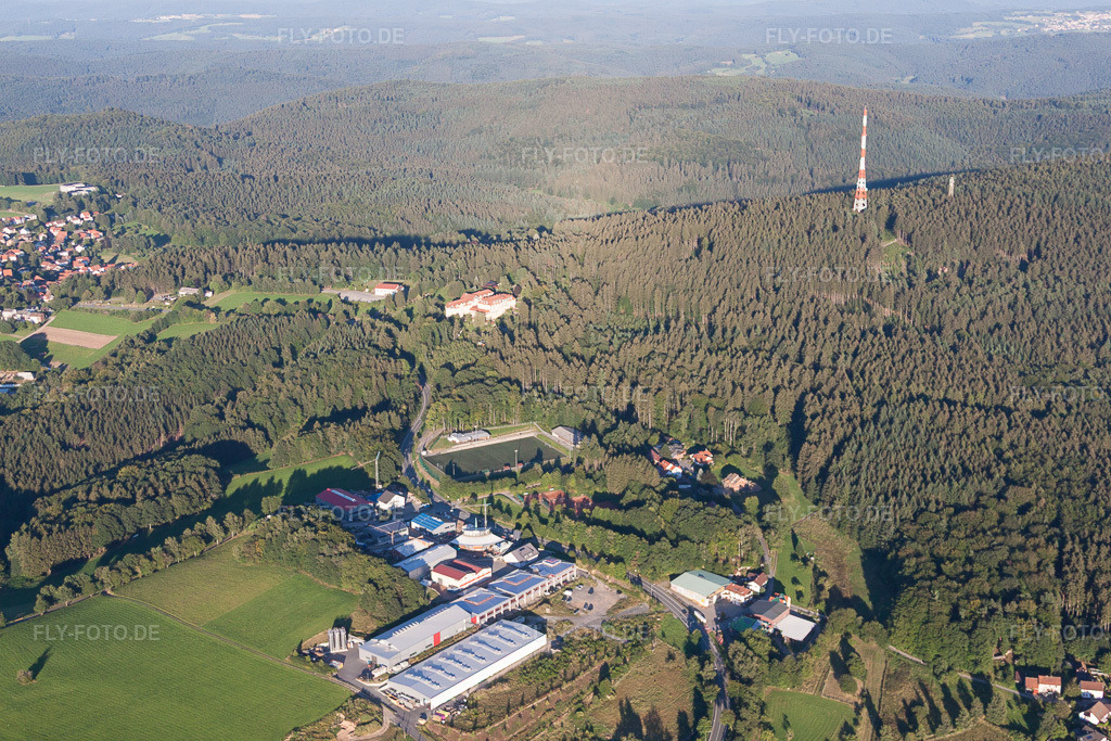 Luftbild: Gewerbegebiet und Firmenansiedlung mit Morton Extrusionstechnik GmbH zu Füssen des Sendemast im Ortsteil Ober-Abtsteinach in Abtsteinach im Bundesland Hessen in Deutschland. Foto: IMG_51985.jpg vom 18.08.2012 durch Werner Riehm/FLY-FOTO.de