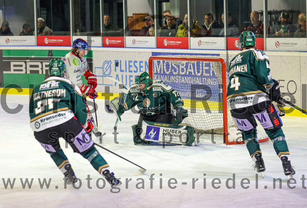 2025-11-16_052_TSV_Erding_gegen_Selber_Woelfe | Erding, Deutschland, 16.11.2025:Eishockey, Oberliga Süd 2025 / 2026, 17. Spieltag, TSV Erding gegen Selber Wölfe, Endergebnis: 3:1Thomas Matheson (Erding Gladiators, #37), Philip Ziesche (Selber Wölfe, #89), Torwart David Zabolotny (Erding Gladiators, #72), Jesse Kauhanen (Erding Gladiators, #4)Foto: Christian Riedel / fotografie-riedel.net