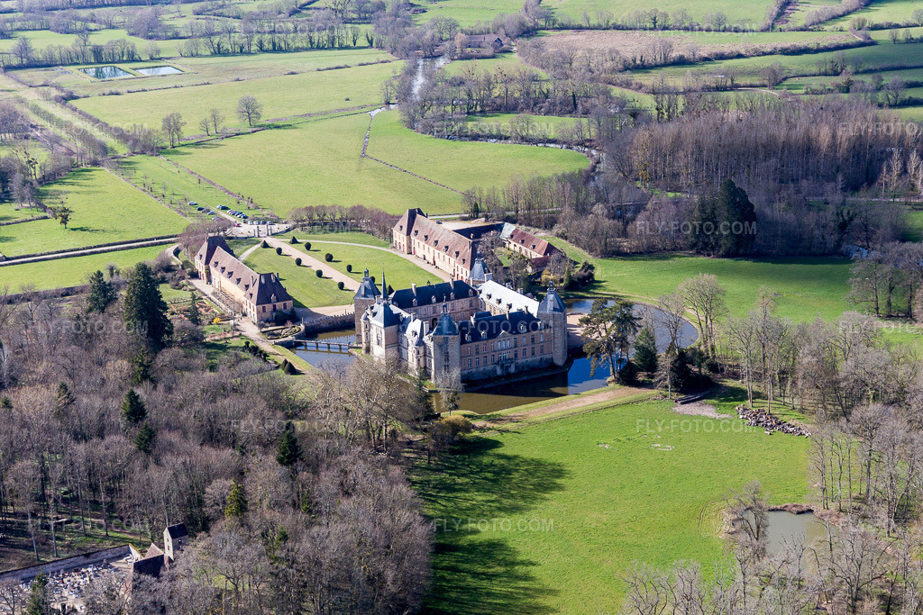 Aerial view: Château moated castle Sully in Burgundy in Sully in the state Saone et Loire, France. – Photo: IMG_105437.jpg taken on 04/01/2018 by Werner Riehm/FLY-FOTO.com – Resolution of the original: 5472 x 3648 px