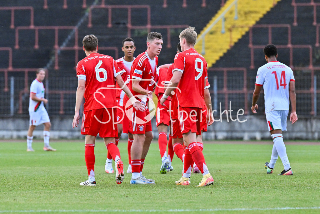 FC Augsburg II - FC Bayern Amateure | Jubel nach dem Treffer zum 1-1 Ausgleich durch Adin LICINA (FC Bayern Muenchen II 7) / Tor / Torschuetze / Freude / Happy / Regionalliga Bayern: FC Augsburg II - FC Bayern Muenchen II, Rosenaustadion am 25.07.2025