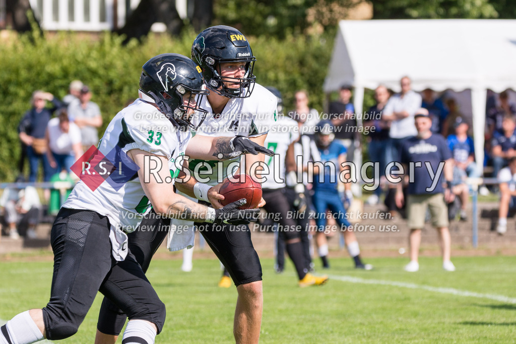 American Football, Saison 2022, Regionalliga Nord, Hamburg Blue Devils - Oldenburg Knights, Dr.-Hermann-Schnell-Sportplatz (Hamburg), 06.08.2022, 07. Gameweek | Jannik Franke (#33, Oldenburg, RB), Murdock Rutledge (#8, Oldenburg, Quarterback)