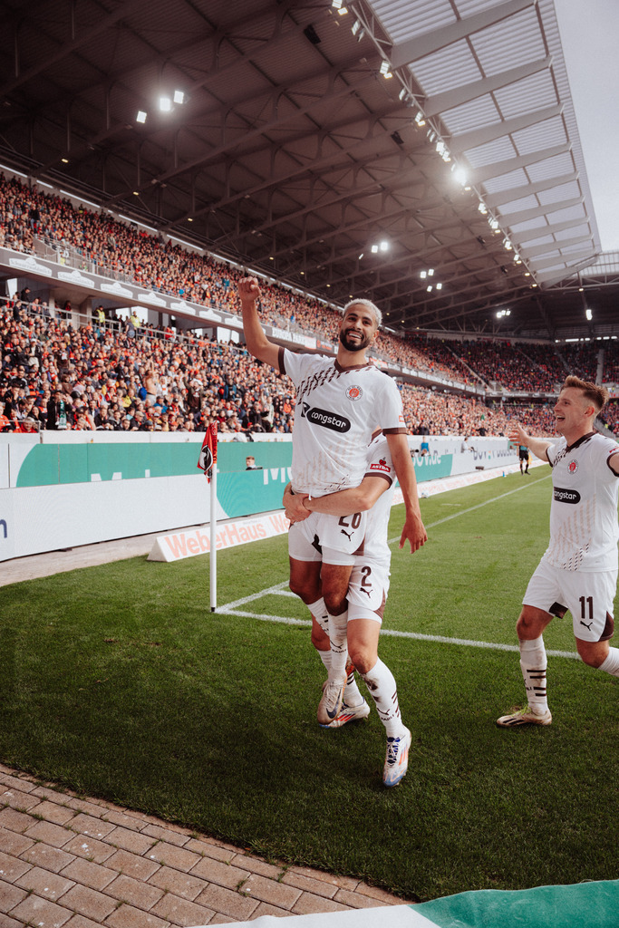 FCP05102 | Der offizielle Shop für FC St. Pauli Fotos. Wähle aus Spielszenen & Fanmomenten dein FCSP Wunschformat. Wir liefern Millerntor-Atmosphäre.