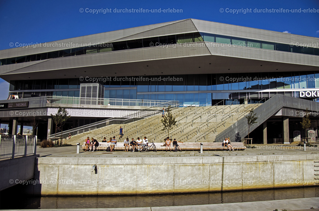 Dokk1 in Aarhus | Dokk1, die größte Bibliothek Skandinaviens steht im Hafen von Aarhus - Realisiert mit Pictrs.com
