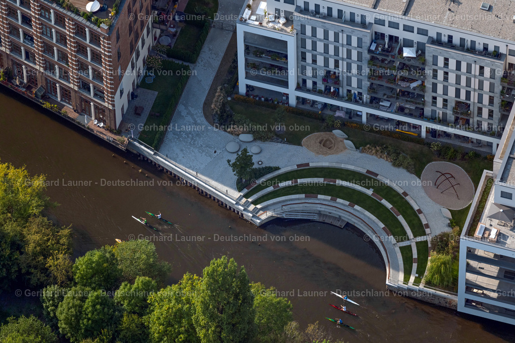 4040264 | LEIPZIG 14.09.2020 Kanuten in Fahrt an der Mehrfamilienhaus-Wohnanlage - Wohn- und Geschäftshaus Nonnenstraße am Ufer des Flußverlaufes der Weißen Elster im Ortsteil Plagwitz in Leipzig im Bundesland Sachsen. Weiterführende Informationen bei: GRK ImmoWert GmbH,  Otto Heil Hoch- Tief- Ingenieurbau u. Umwelttechnik GmbH &amp; Co KG,  homuth+trappe architekten. // Canoeists underway at the Multi-family residential complex Nonnenstrasse at the riverbank Weisse Elster in the district Plagwitz in Leipzig in the state Saxony. Further information at: GRK ImmoWert GmbH,  Otto Heil Hoch- Tief- Ingenieurbau u. Umwelttechnik GmbH &amp; Co KG,  homuth+trappe architekten. Foto: Gerhard Launer