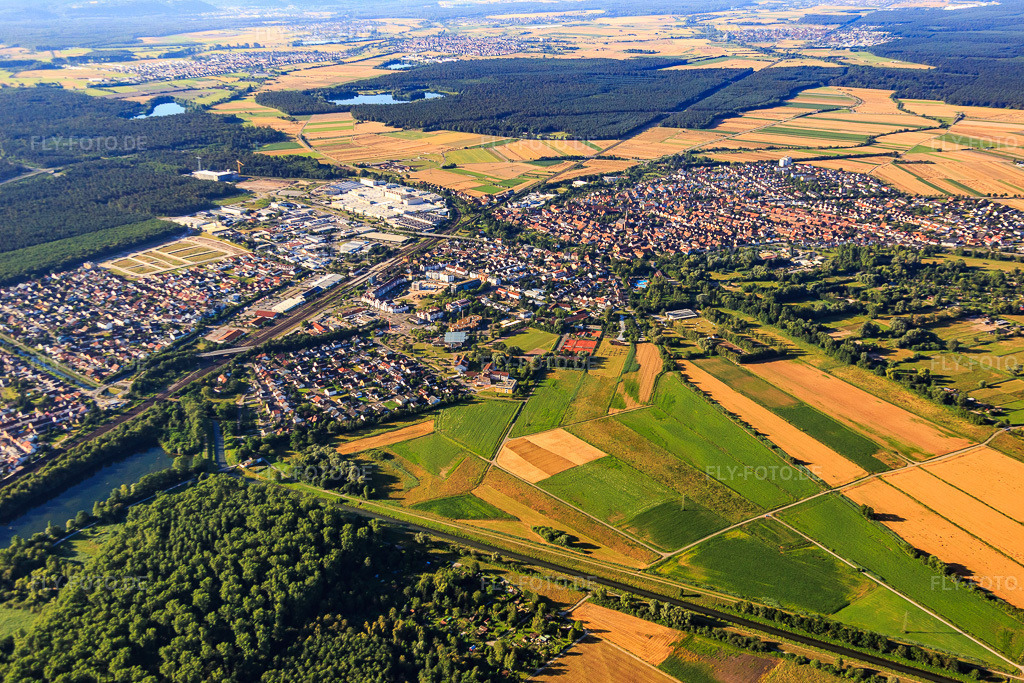 Luftbild: Ortsansicht von Nordwesten im Ortsteil Graben in Graben-Neudorf im Bundesland Baden-Württemberg in Deutschland. Foto: IMG_091747.jpg vom 10.07.2016 durch Werner Riehm/FLY-FOTO.de