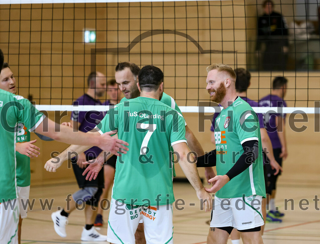 2022-11-12_099_TuS_Oberding_gegen_SC_Freising_II | Oberding, Deutschland, 12.11.2022:
Volleyball, Bezirksliga Ost 2022 / 2023, 7. Spieltag, TuS Oberding gegen MTV Pfaffenhofen II, Endergebnis: 3:2

Christian Sieracki (TuS Oberding, #7), Benedikt Lösch (TuS Oberding, #10)

Foto: Christian Riedel / fotografie-riedel.net