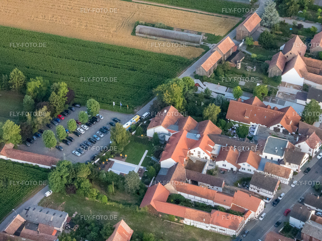 Parkplatz des Hotel Restaurant Krone https://www.hotelkrone.de/ | Luftbild: Parkplatz des Hotel Restaurant Krone https://www.hotelkrone.de/ im Ortsteil Hayna in Herxheim im Bundesland Rheinland-Pfalz in Deutschland. Foto: P7130250.jpg vom 13.07.2017 durch Werner Riehm/FLY-FOTO.de - Realisiert mit Pictrs.com