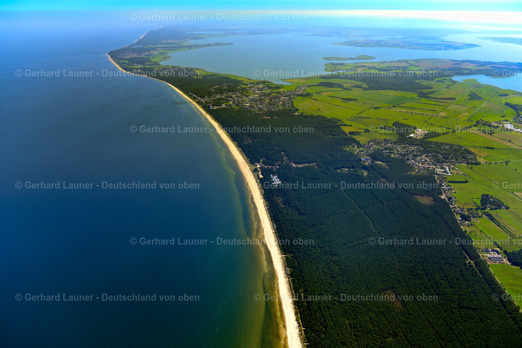 3637676 | Zinnowitz 25.08.2016 Dünencamp und Campingplatz in Strandnähe an einem Kiefernwald in Karlshagen, einem beliebten Ferien- und Urlaubsort an der Ostsee- Küste der Insel Usedom  im Bundesland Mecklenburg-Vorpommern. // Dunes and camping near the beach in a pine forest in Karl Hagen, a popular tourist and resort on the Baltic Sea coast of the island of Usedom in Mecklenburg-Western Pomerania. Foto: Gerhard Launer