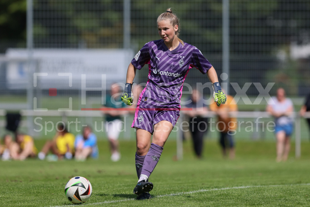 Fussball, Testspiel Frauen, Borussia Mönchengladbach - SV Werder Bremen | v.li.: Jil Frehse (Torhüterin, Torwart, Borussia Mönchengladbach, 12) am Ball, Freisteller, Einzelbild, Ganzkörper, Aktion, Action, Spielszene