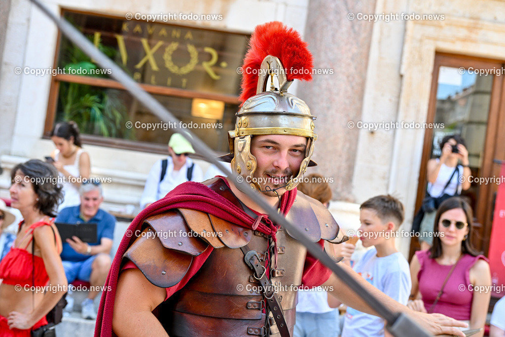 Kroatien_ Split_ 21.07.2025-44 | 21.07.2025, Kroatien, HRV, Split, im Bild Themenbild, Stadtansichten, Student als roemischer Legionaer angezogen, Touristen, Tourismus, Feature, SymbolbildSplit zweitgroesste Stadt Kroatiens. Die Stadt ist Verwaltungssitz der Gespanschaft Split-Dalmatien 