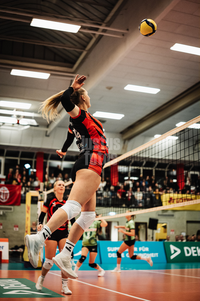 Volleyball | Frauen | Saison 2025/2026 | Volleyball Bundesliga | ETV Hamburger Volksbank Volleys vs. Ladies in Black Aachen | 29.10.2025 | Fiona Dittmann (#14, ETV Hamburger Volksbank Volleys) beim Aufwärmen