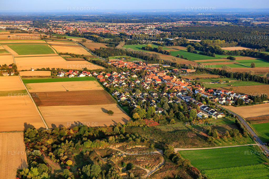 Luftbild: Am Spielberg in Herxheimweyher im Bundesland Rheinland-Pfalz in Deutschland. Foto: IMG_073955.jpg vom 03.10.2014 durch Werner Riehm/FLY-FOTO.de