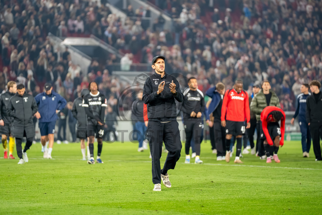 VfB Stuttgart vs. SC Freiburg, Fussball, DFB-Pokal, Halbfinale, 23.04.2026 | Julian Schuster (Trainer SC Freiburg) bedankt sich bei den Fans fuer/für den Support,VfB Stuttgart vs. SC Freiburg, Fussball, DFB-Pokal, Halbfinale, 23.04.2026DFB regulations prohibit any use of photographs as image sequences and/or quasi-video